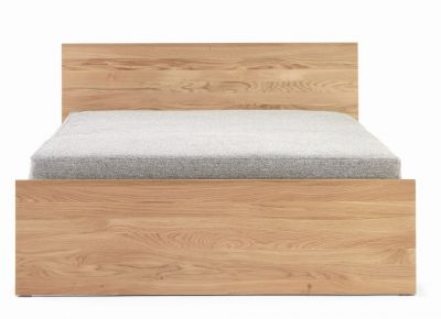 Stockholm Bett von Richard Lampert aus Eiche mit hohem Kopfteil und grauer Matratze.